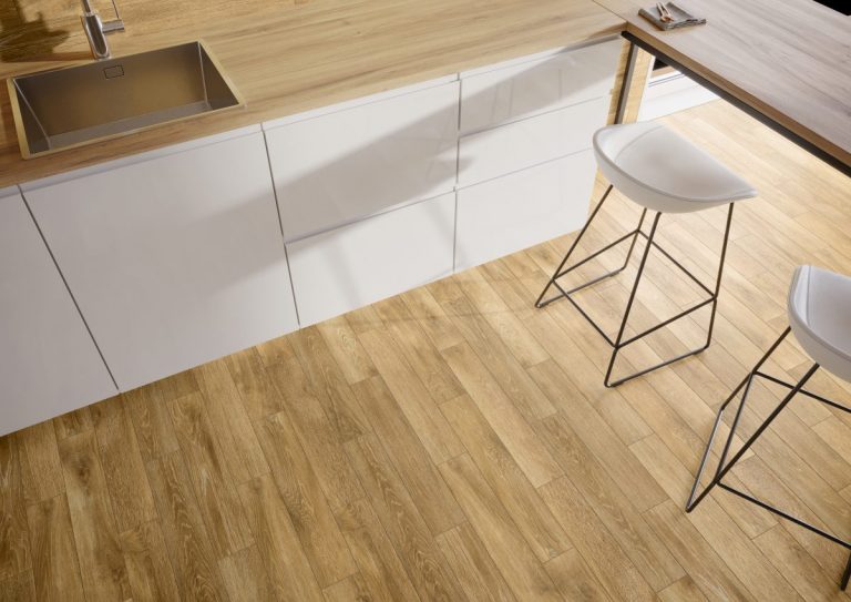 Łazienka z charakterem – gres na ścianie jako modny akcent